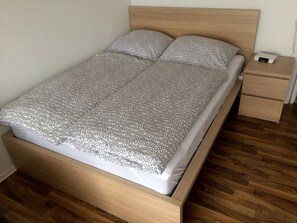 Studio, Multiple Beds, Balcony (incl. EUR 25 cleaning fee per stay) | Iron/ironing board, free WiFi, bed sheets - Apartment Westside (Regensburg)