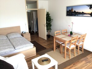 Studio, Multiple Beds, Balcony (incl. EUR 25 cleaning fee per stay) | Iron/ironing board, free WiFi, bed sheets - Apartment Westside (Regensburg)