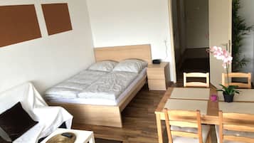 Studio, Meerdere bedden, balkon (incl. EUR 25 cleaning fee per stay) | Een strijkplank/strijkijzer, gratis wifi, beddengoed