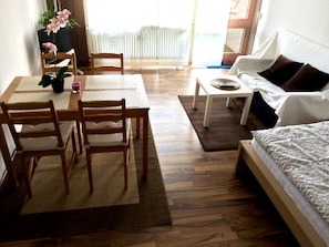 Studio, useita sänkyjä, parveke (incl. EUR 25 cleaning fee per stay) | Oleskelualue | 32–tuumainen taulutelevisio, jossa kaapelikanavat