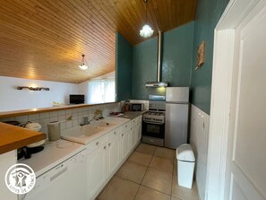 Fridge, microwave, oven, dishwasher - Charming Renovated Barn, Spacious Garden, and Ping-Pong Table in La Garnache (La Garnache)