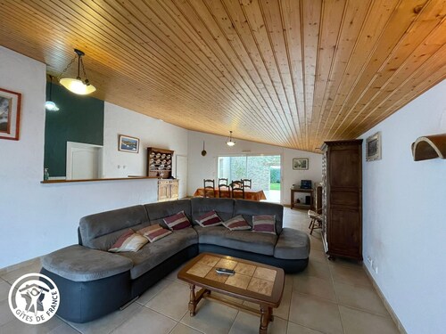 Charming Renovated Barn, Spacious Garden, and Ping-Pong Table in La Garnache