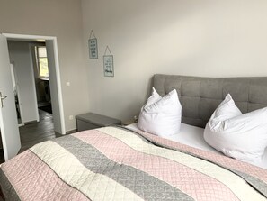 1 slaapkamer, een strijkplank/strijkijzer, gratis wifi, beddengoed