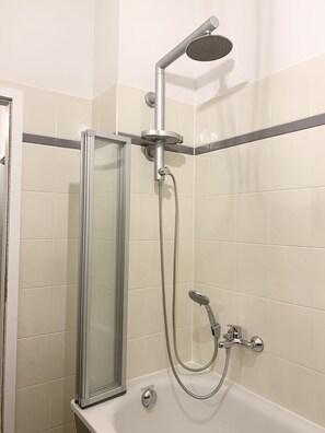 Badekar, hårtørrer, håndklæder, Sæbe