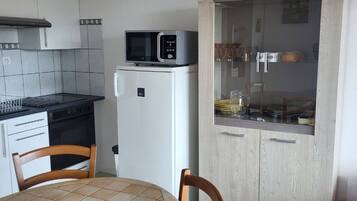 Réfrigérateur, micro-ondes, four