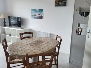 Dining - Studio 100m from the Sea in Saint-Hilaire-de-Riez, with Balcony and Public Parking (Saint-Hilaire-de-Riez)