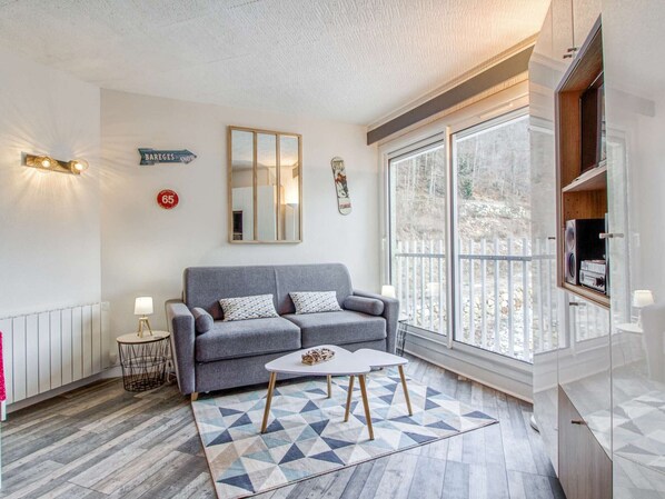 تلفزيون بشاشة مسطحة