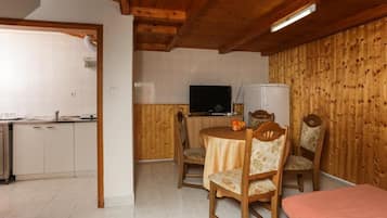 Apartamento (Duplex Economy Two Bedroom Apartment) | Sala de jantar