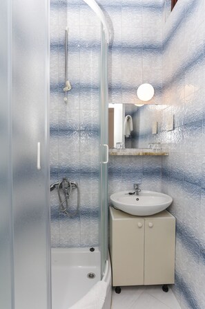 Studio (Studio Apartment with Balcony and Sea) | Bathroom | Shower, towels