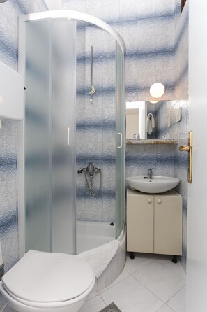 Estudio (Studio Apartment with Balcony and Sea) | Baño | Regadera y toallas 