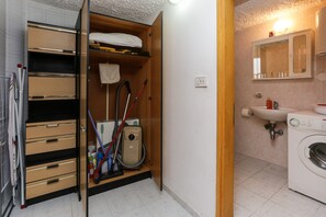 Apartamento (Duplex Economy Two Bedroom Apartment) | Baño | Ducha y toallas