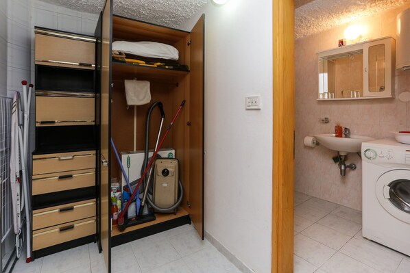 Apartamento (Duplex Economy Two Bedroom Apartment) | Banheiro | Chuveiro, toalhas de banho