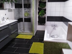 A modern bathroom with a shower, sink, and bathtub. - Family Retreat with Heated Pool, Near Puy du Fou & La Rochelle, Sleeps 14 (L'Hermenault)