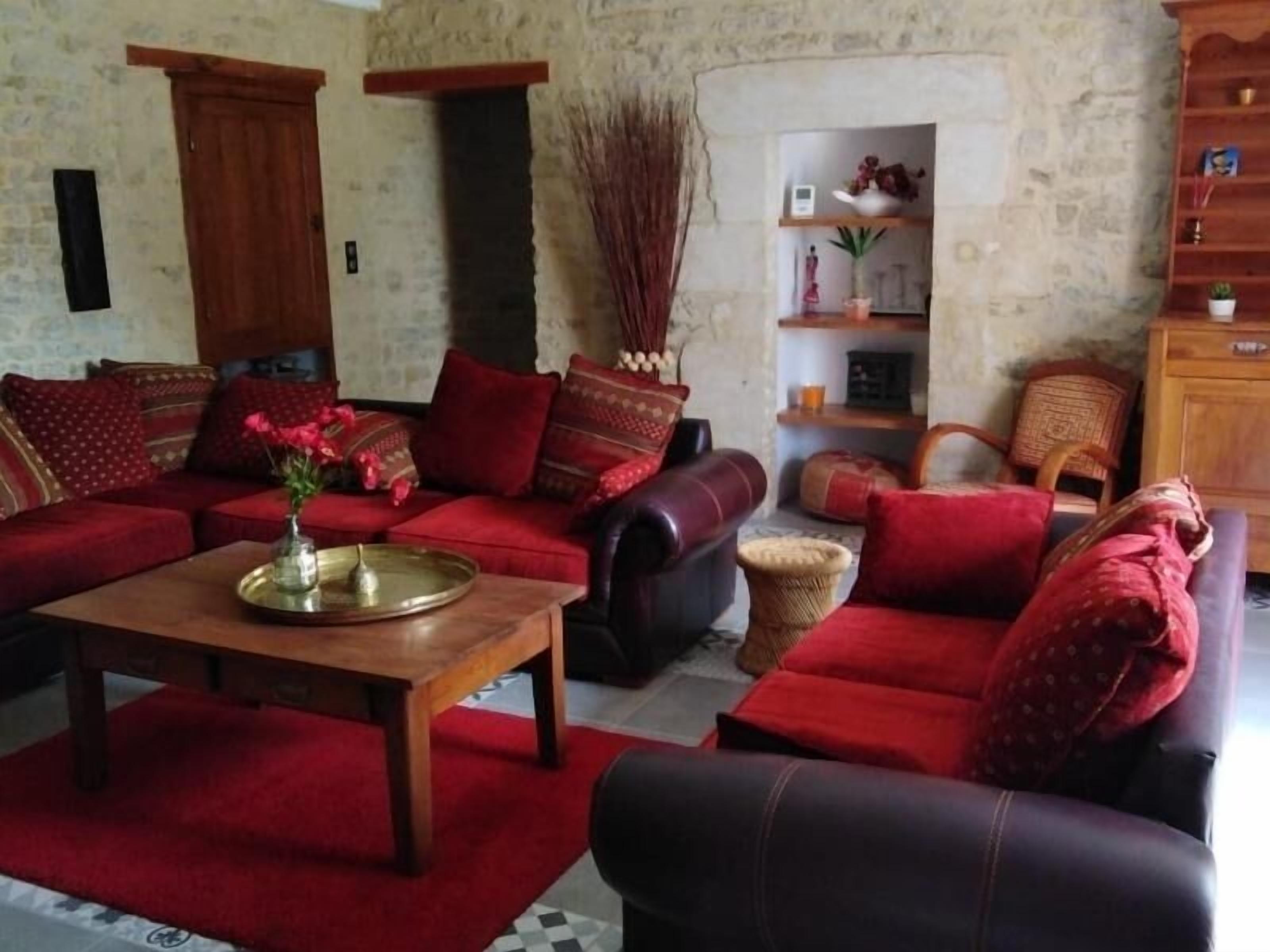 Una televisión, un futbolín, una mesa de tenis de mesa