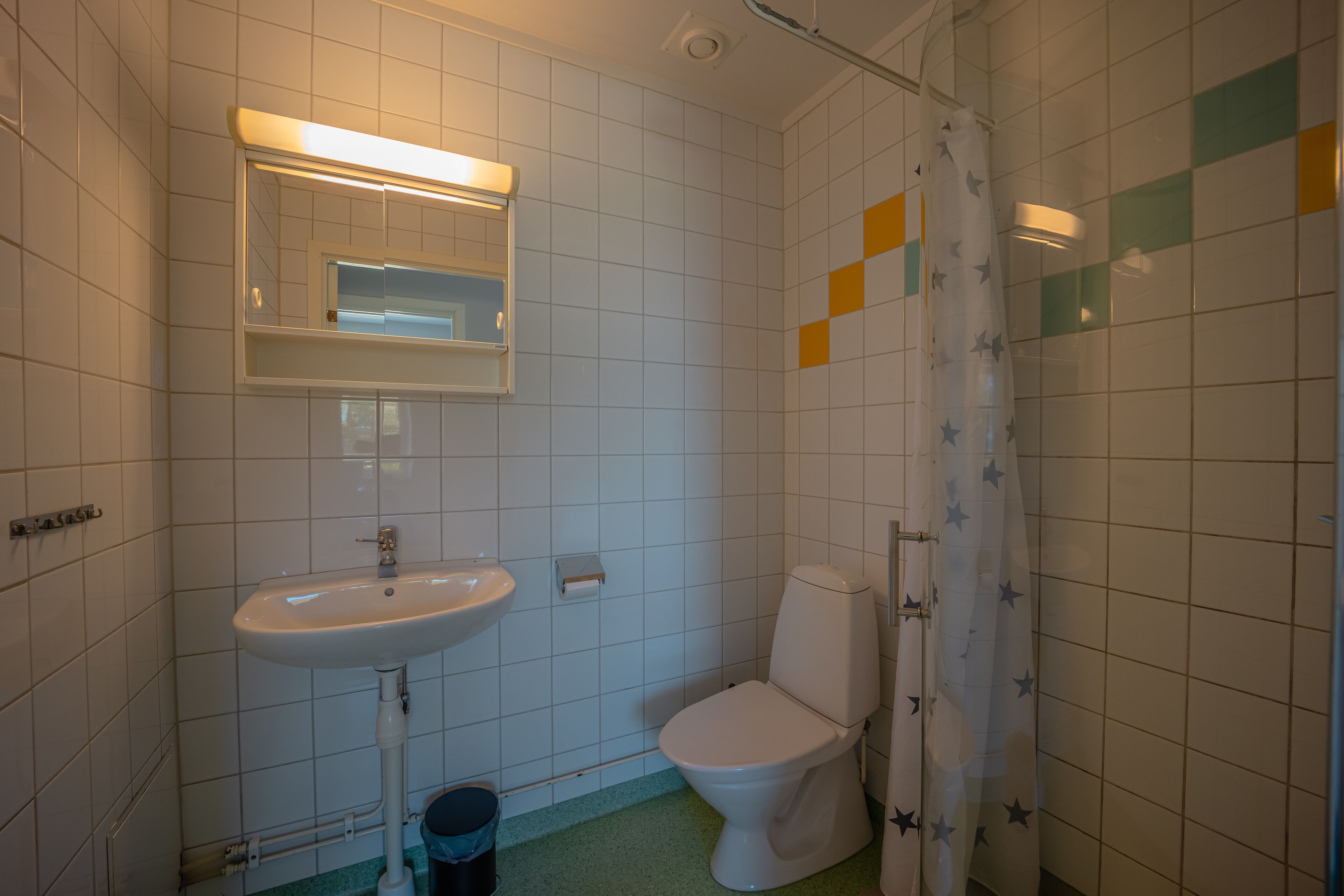 apartment, 2 bedrooms, ground floor | bathroom | shower, towels, soap, toilet paper