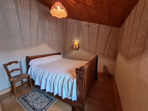 2 bedrooms, free WiFi - Charming 1900s House in Marais Poitevin with Garden, Terrace, and Fishing Access (Benet)
