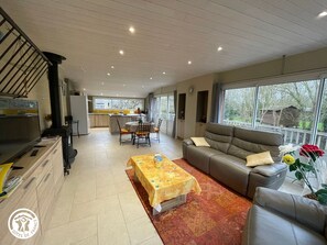 TV - Cozy Riverside Cottage with Canoes, Terrace & Garden in Charming Damvix (Damvix)
