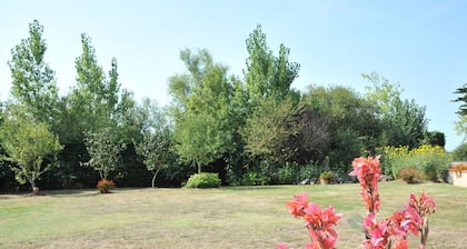 Charming Cottage with Garden, Near La Barre-de-Monts, Sleeps 5