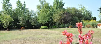 Charming Cottage with Garden, Near La Barre-de-Monts, Sleeps 5