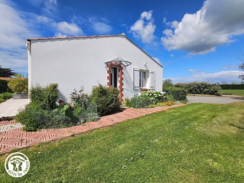 Charming Cottage with Garden, Near La Barre-de-Monts, Sleeps 5