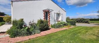 Charming Cottage with Garden, Near La Barre-de-Monts, Sleeps 5
