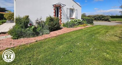 Charming Cottage with Garden, Near La Barre-de-Monts, Sleeps 5