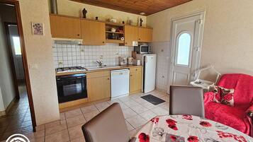 Een koelkast, een microgolfoven, een oven, een vaatwasser