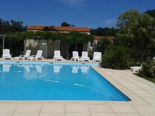 **Charming Renovated Cottage with Pool, Garden, and WiFi in Saint-Martin-des-Tilleuls**