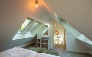 3 bedrooms, internet, bed sheets