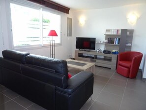 TV - Charming Renovated Townhouse with Private Garden, 2 km from Sables d'Olonne Center (Les Sables-d'Olonne)