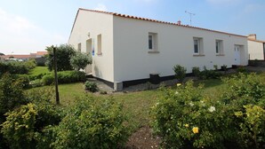 Il s’agit d’un bâtiment d’un seul étage, à l’extérieur blanc et au toit recouvert de tuiles rouges. On y trouve trois fenêtres sur le côté, un petit porche et un jardin où poussent diverses plantes et fleurs.