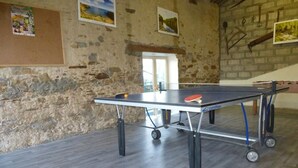 A ping pong table in a room with stone walls and a wooden floor. - Rustic cottage with games room and animals in the countryside (Saint-Julien-des-Landes)