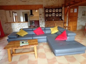 TV - Charming Cottage with Private Pool, Sauna, and Garden in Saint-Juire-Champgillon (Saint-Juire-Champgillon)