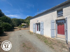 Exterior - Charming Cottage with Private Pool, Sauna, and Garden in Saint-Juire-Champgillon (Saint-Juire-Champgillon)