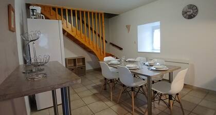 Maison ancienne rénovée avec terrasses, jusqu'à 6 personnes, La GaubretiÚre