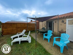 Outdoor dining - Cozy Farmhouse with Private Pond, Terrace, and Ultralight Airstrip Nearby (Vairé)
