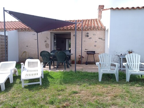 Cozy Farmhouse with Private Pond, Terrace, and Ultralight Airstrip Nearby