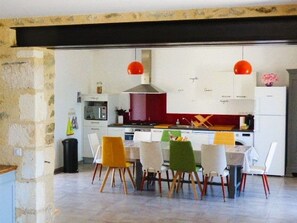 Fridge, microwave, oven, dishwasher - Spacious Renovated Farmhouse with Private Garden, Near Beaches, Surf, and Adventure Parks (Le Bernard)