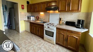 Frigorífico, microondas, horno y lavavajillas