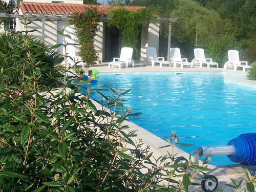 Charming Renovated House with Private Pool - Sleeps 8