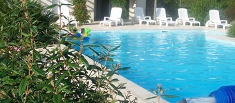 Charming Renovated House with Private Pool - Sleeps 8