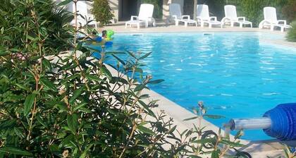 Charming Renovated House with Private Pool - Sleeps 8