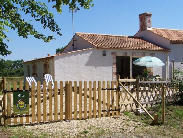 Exterior - Cozy Traditional Cottage with Private Garden, Near La Garnache (La Garnache)