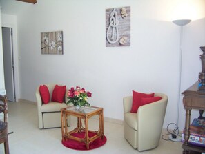 Interior - Cozy Traditional Cottage with Private Garden, Near La Garnache (La Garnache)