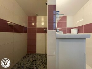 Bathroom - Cozy Traditional Cottage with Private Garden, Near La Garnache (La Garnache)