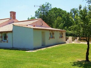 Exterior - Cozy Traditional Cottage with Private Garden, Near La Garnache (La Garnache)