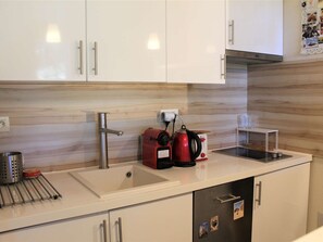 Cafetera y tetera, refrigerador, microondas y parrilla de estufa 