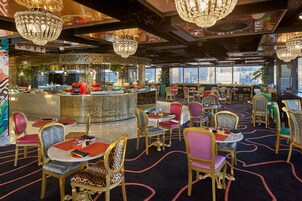 Daily buffet breakfast (ZAR 200 per person)