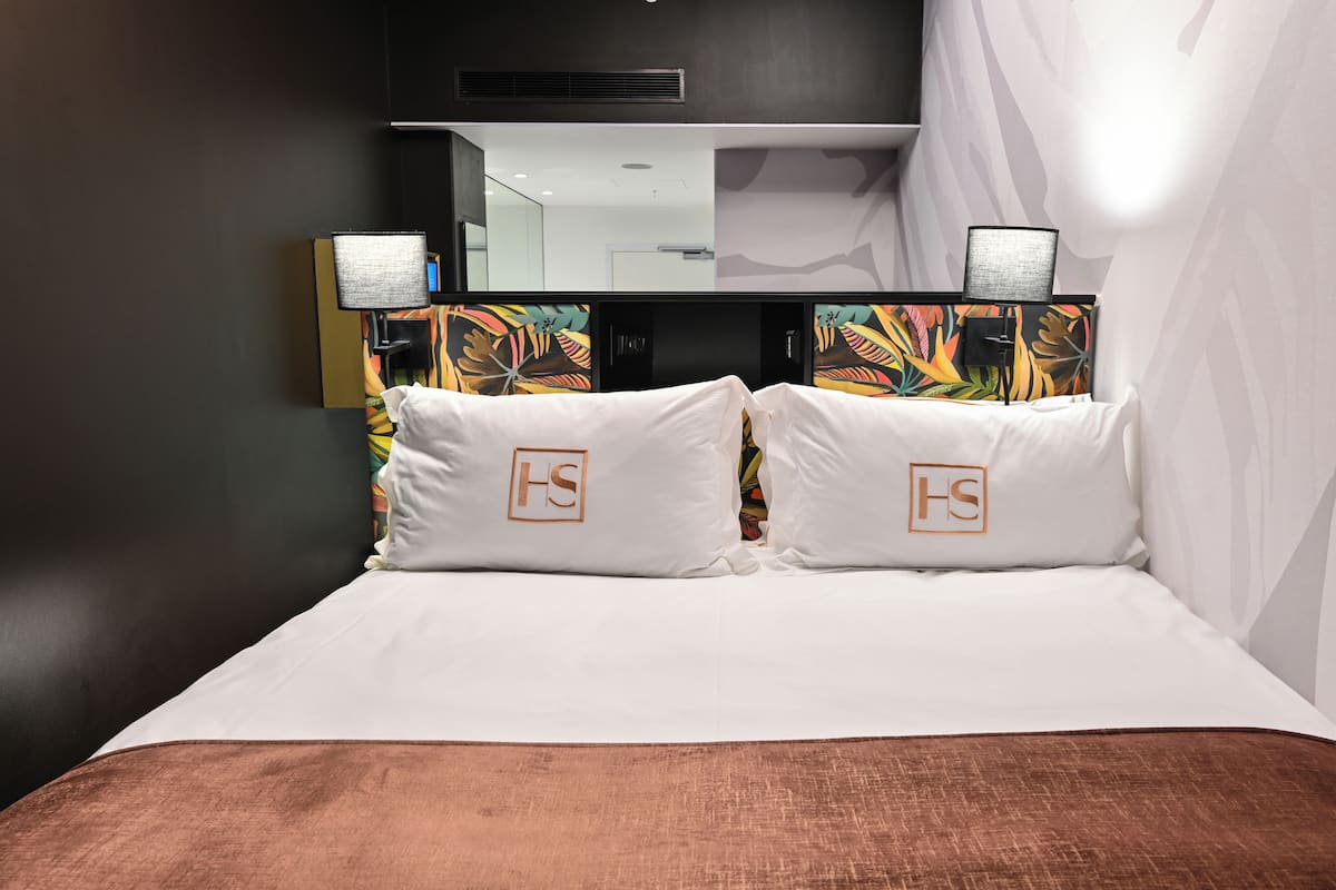 Standardværelse - 1 queensize-seng | Premium-sengetøj, pengeskab på værelset