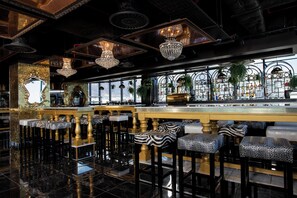 3 restaurants servant le petit déjeuner, le déjeuner et le dîner